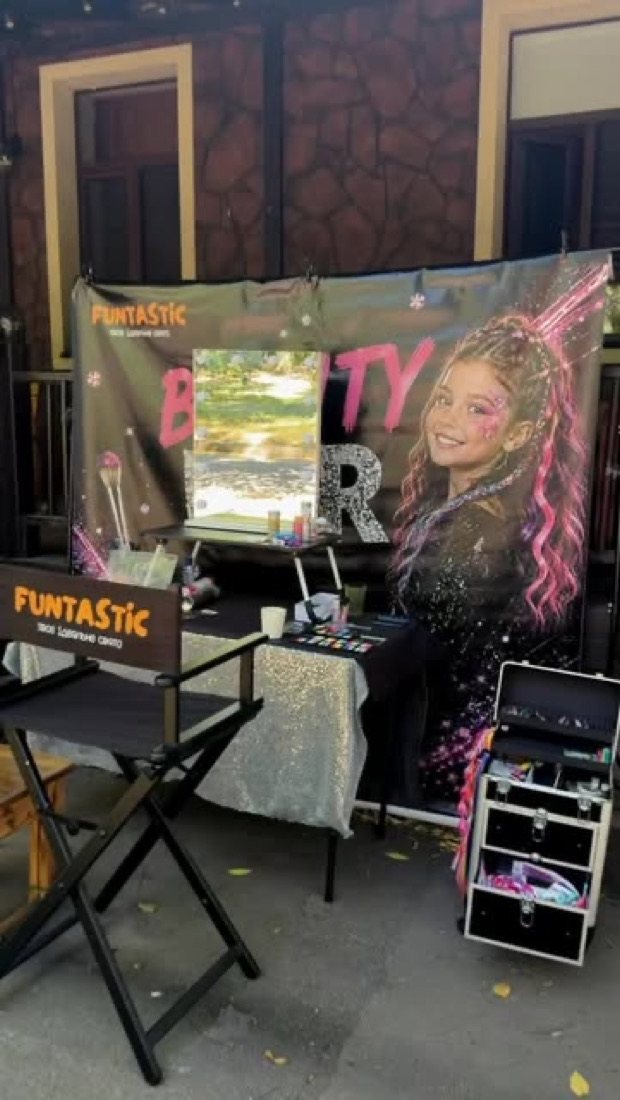 Святкова фотозона FUNTASTIC